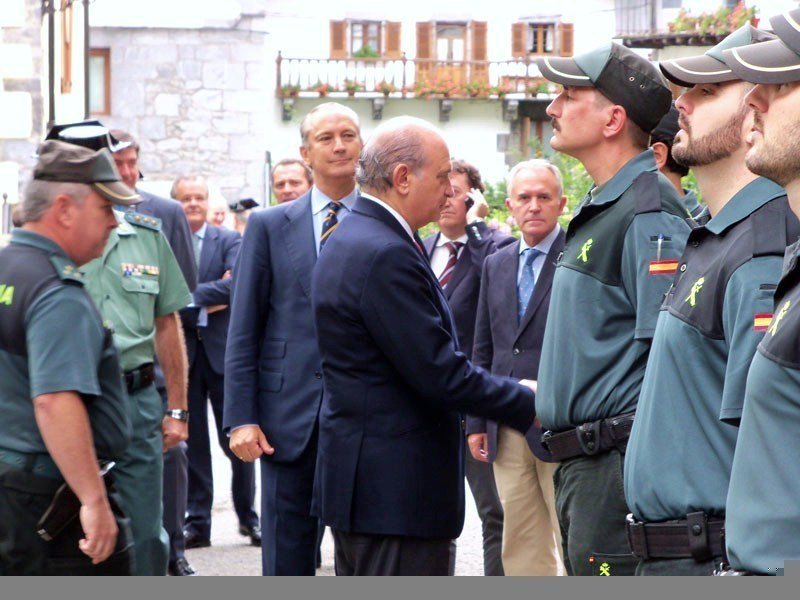 El ministro del Interior y el director de la Guardia Civil visitan el cuartel de Fitero (Navarra).