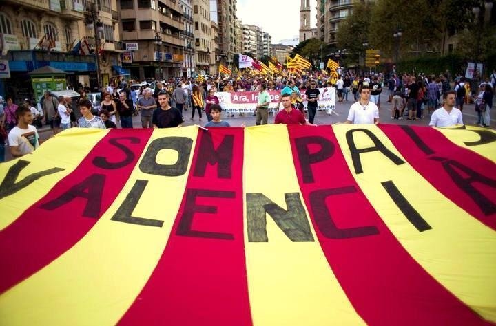 Manifestantes nacionalistas en la marcha del 9 de Octubre en Valencia.