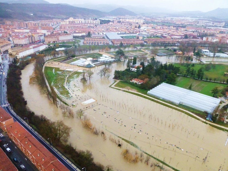 El río Arga, desbordado a su paso por Pamplona.