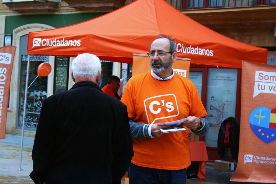 Francisco Gambarte, ex candidato de Ciudadanos en Asturias, reparte propaganda del partido.