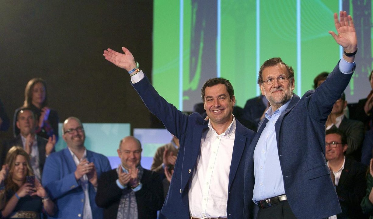 El candidato del PP en Andalucía, Juanma Moreno, en un mitin con Mariano Rajoy.