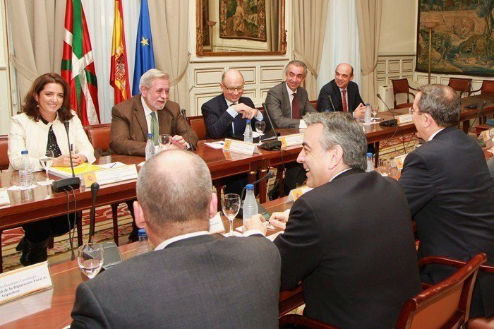 El ministro de Hacienda, Cristóbal Montoro, con el consejero vasco y los presidentes de las diputaciones forales.