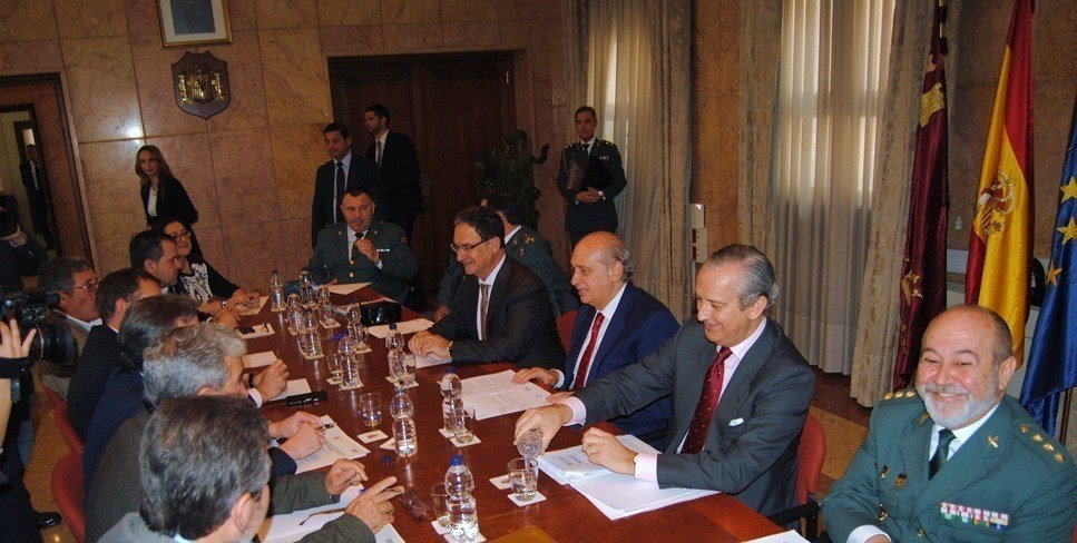 El ministro del Interior y el director general de la Guardia Civil, en una reunión durante su visita a Murcia.