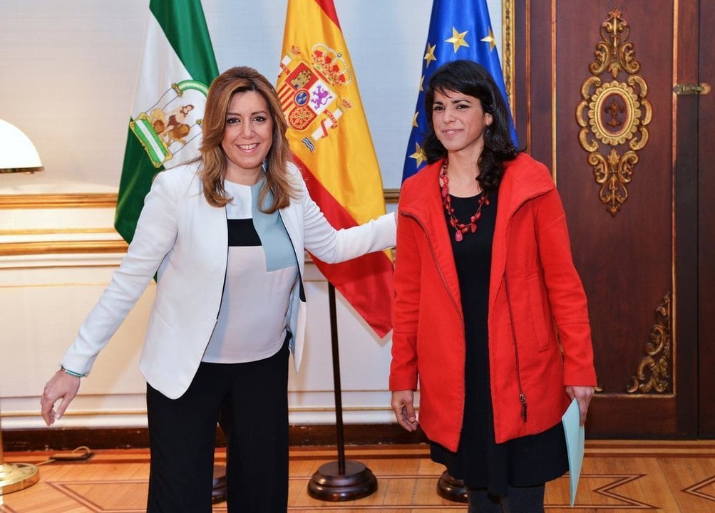 La candidata socialista, Susana Díaz, con Teresa Rodríguez, de Podemos.