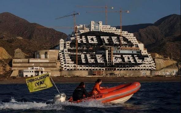 Activista de Greenpeace protesta frente al hotel de la playa del Algarrobico