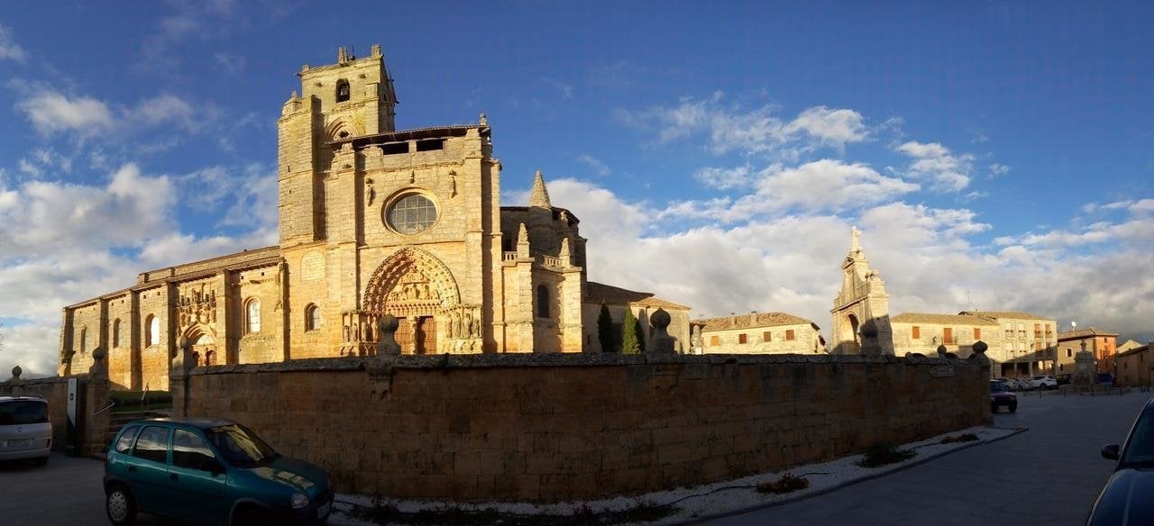 La iglesia de la colegiata de Santa María la Real de Sasamón está declarada como bien de interés cultural