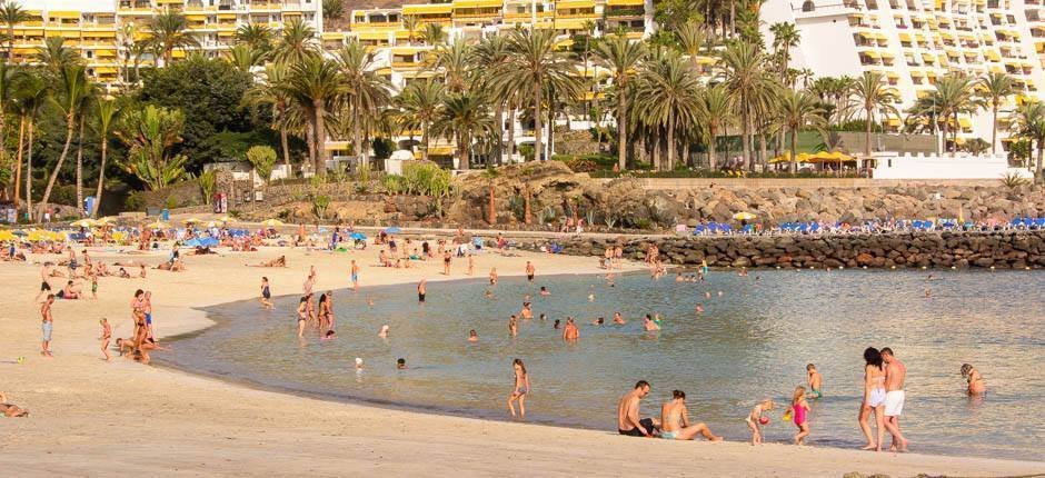 Miles de turistas visitan la playa de Anfi del Mar en Gran Canaria