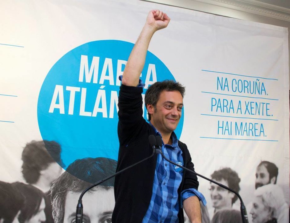 El líder de Marea Atlántica, Xulio Ferreiro, celebra los resultados la noche electoral