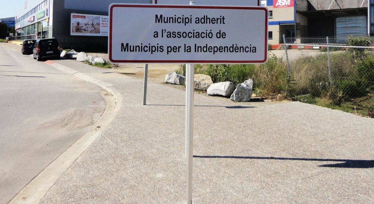 Cartel de uno de los municipios adheridos a la Asociación de Municipios por la Independencia.