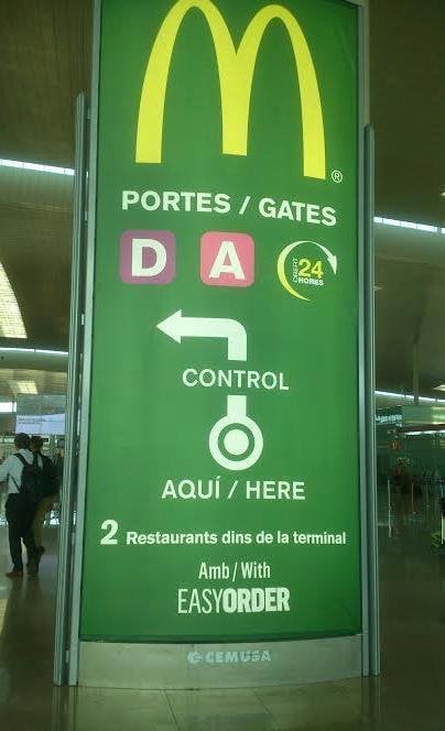 Cartel de McDonald’s en el aeropuerto de Barcelona sólo en catalán en inglés.