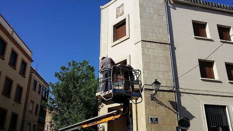 Retirada de un escudo del edificio de Correos en Utiel en la Comunidad Valenciana