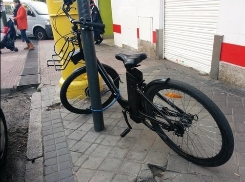 Una bicicleta de BiciMAD robada y pintada. (Fotografía: Bicicletas Wobybi)