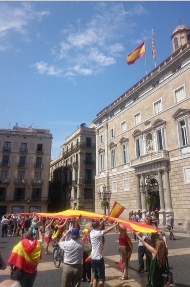 Concentración en Barcelona para pedir que se cumpla la Ley de Banderas en Cataluña.