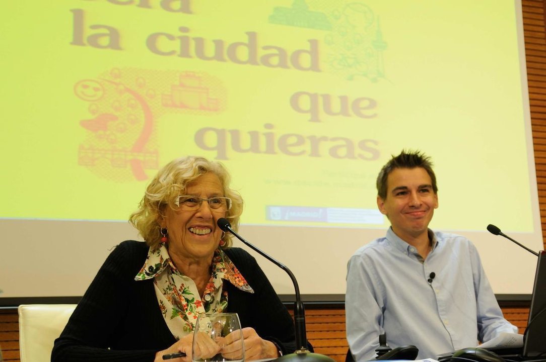 La alcaldesa de Madrid, Manuela Carmena, y el delegado de participación ciudadana, Pablo Soto