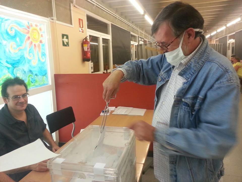 Votante crítico de Podemos el 27-S. (Fotografía de Artemio Arty Segurana)