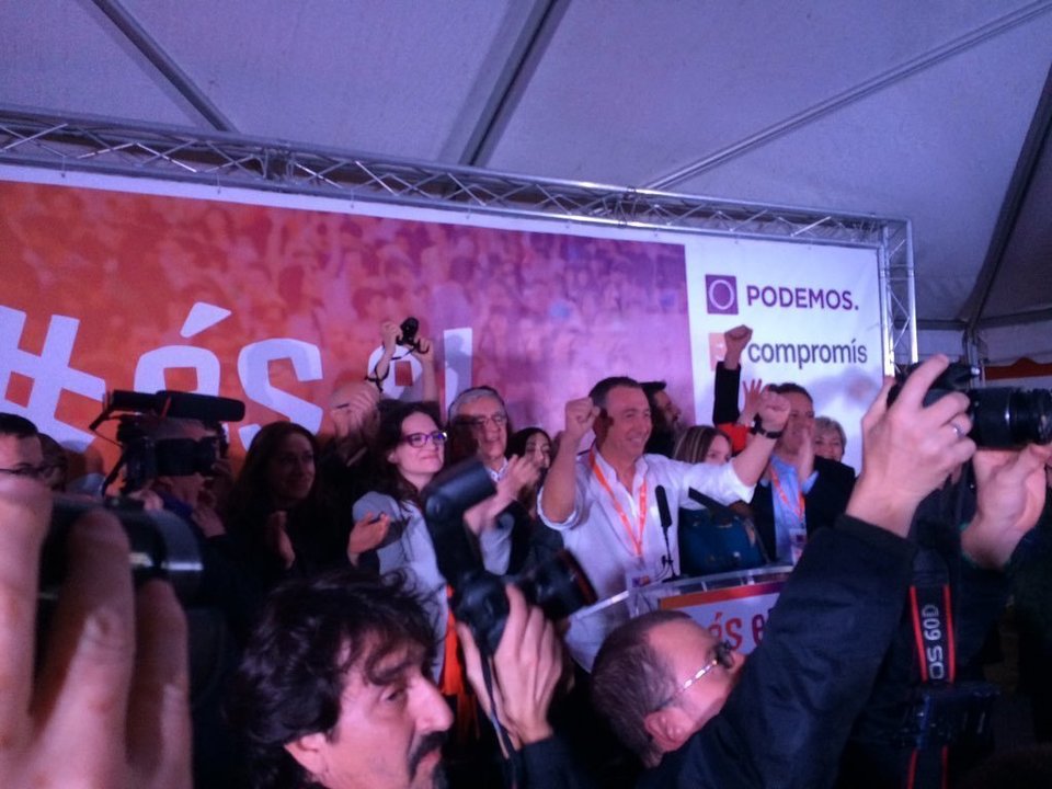 Compromís Podemos celebra su resultado en el 20D (Fotografía: @monicaoltra)