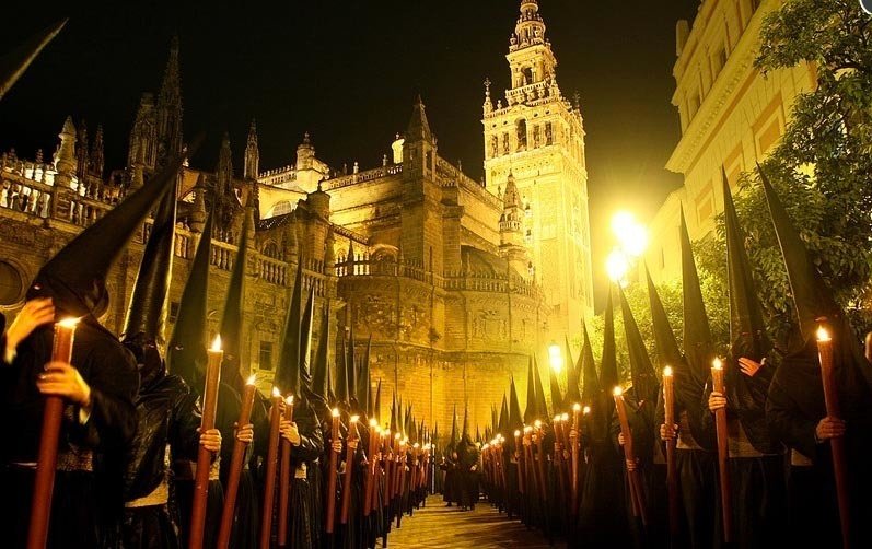 Nazarenos en Sevilla.
