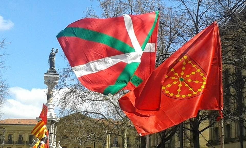 Manifestación independentista con la ikurriña vasca y la bandera de Navarra.