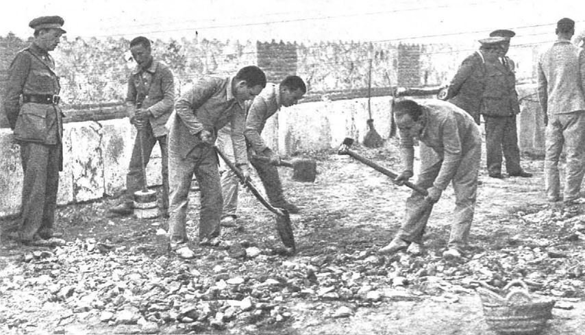 Presos republicanos haciendo trabajos forzados durante el franquismo.