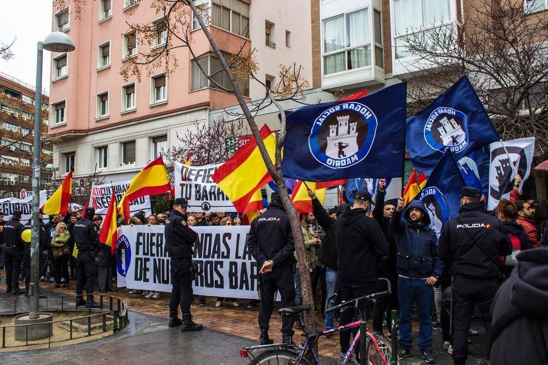 Concentración del Hogar Social Madrid contra las bandas latinas.