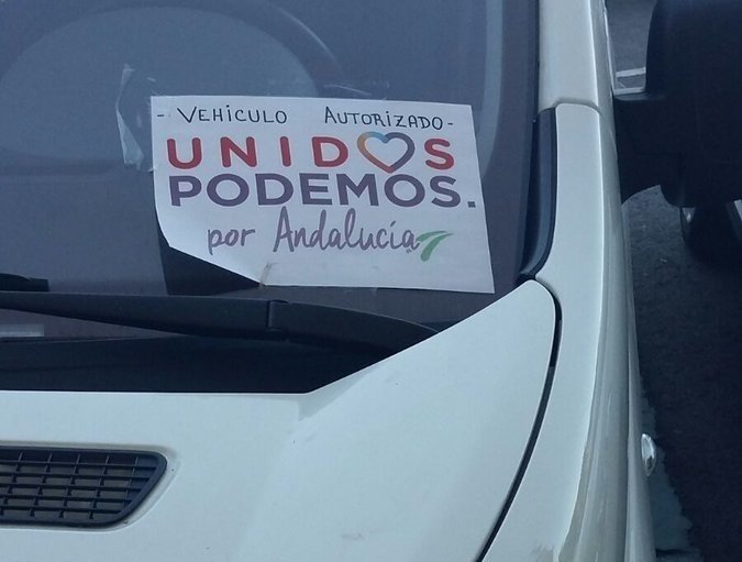 Furgoneta de campaña de Unidos Podemos en el aparcamiento del ayuntamiento de Málaga