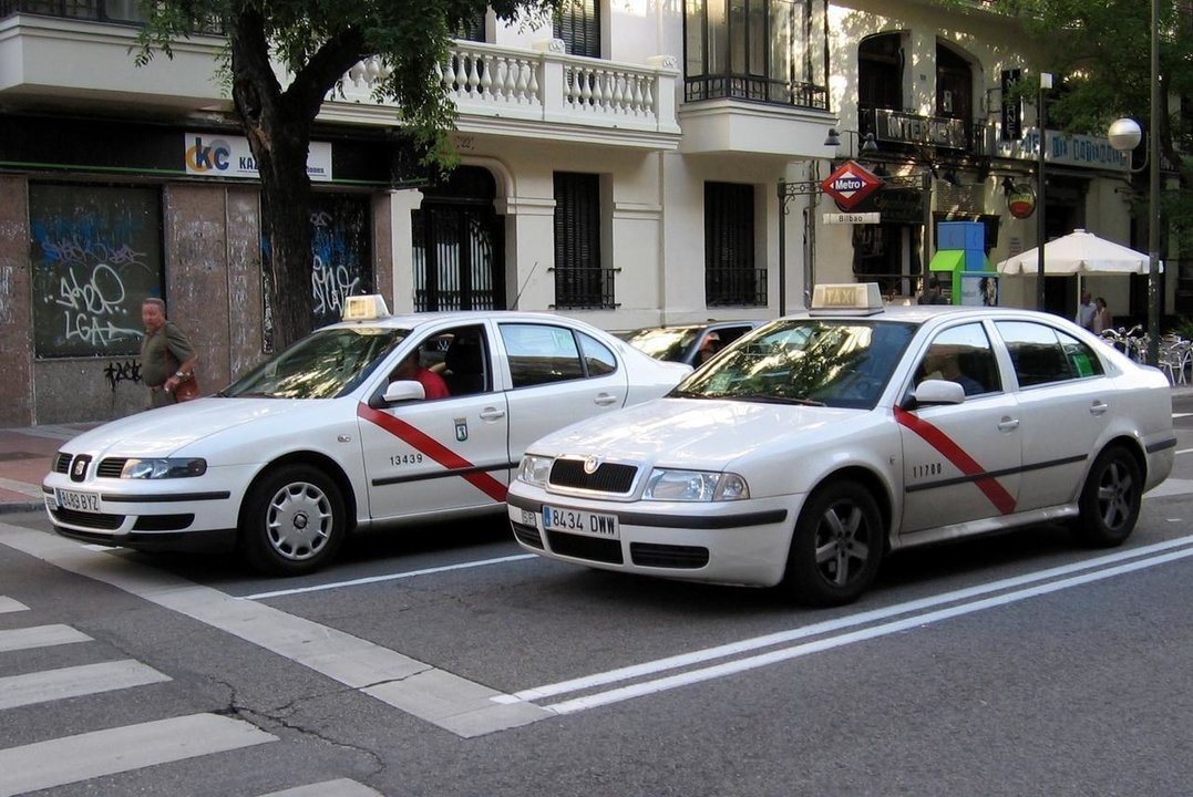 Taxis en una calle de Madrid.