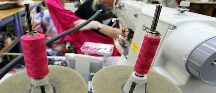 Una trabajadora del textil a mano.