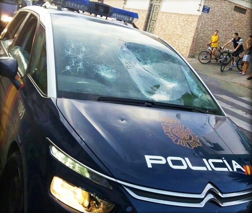 Coche de la Policía Nacional apedreado en La Cañada de Hidum, en Melilla.