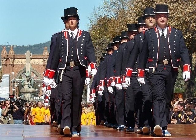 Mossos d’Esquadra con uniforme de gala.