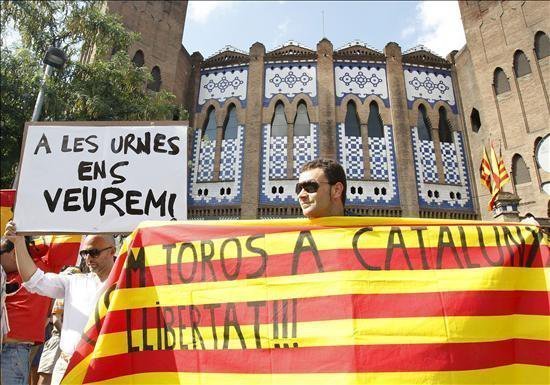Taurinos protestando contra la prohibición de las corridas de toros en Cataluña.