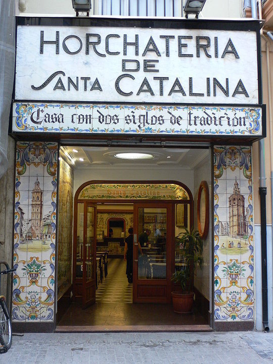 Horchatería de Valencia con los rótulos en castellano.