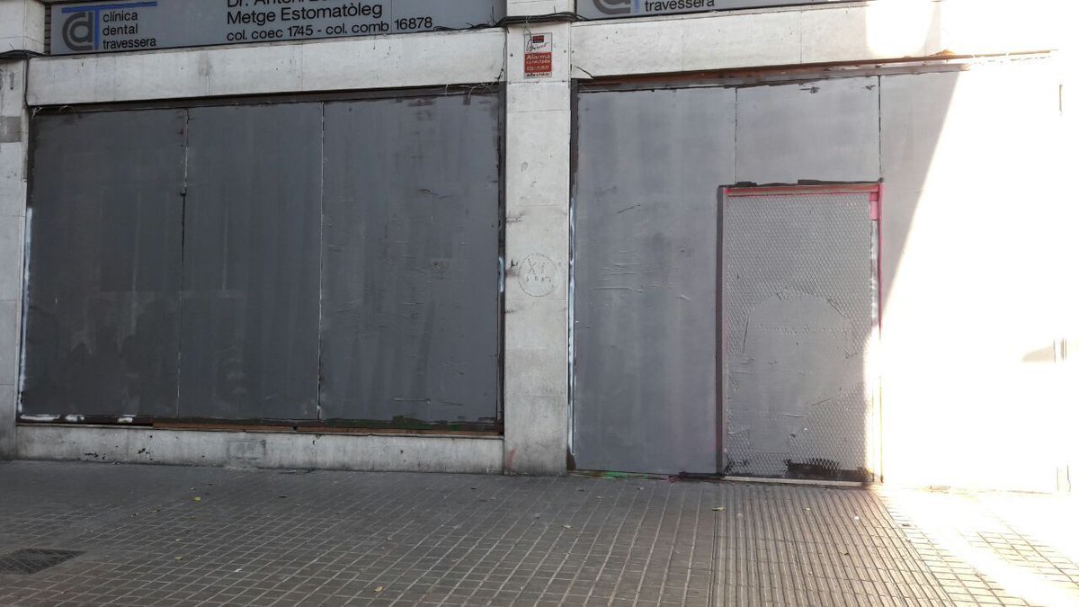 Fachada pintada de gris del “Banc Expropiat” en el barrio barcelonés de Gracia.