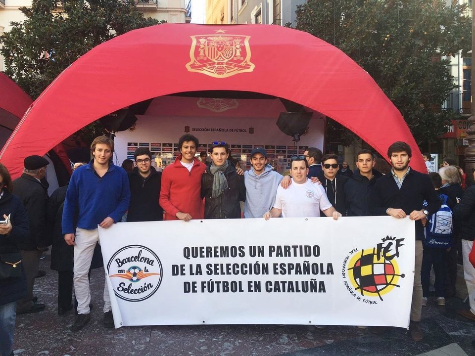 Miembros de Barcelona con la Selección, con su pancarta en Granada.