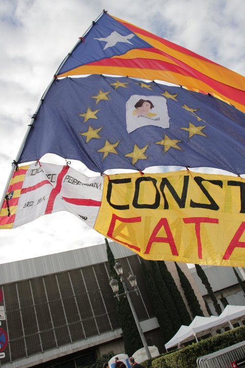 Estelada independentista catalana con una bandera de la Unión Europea.