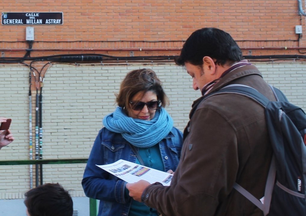 Recogida de firmas en la calle General Millán Astray de Madrid