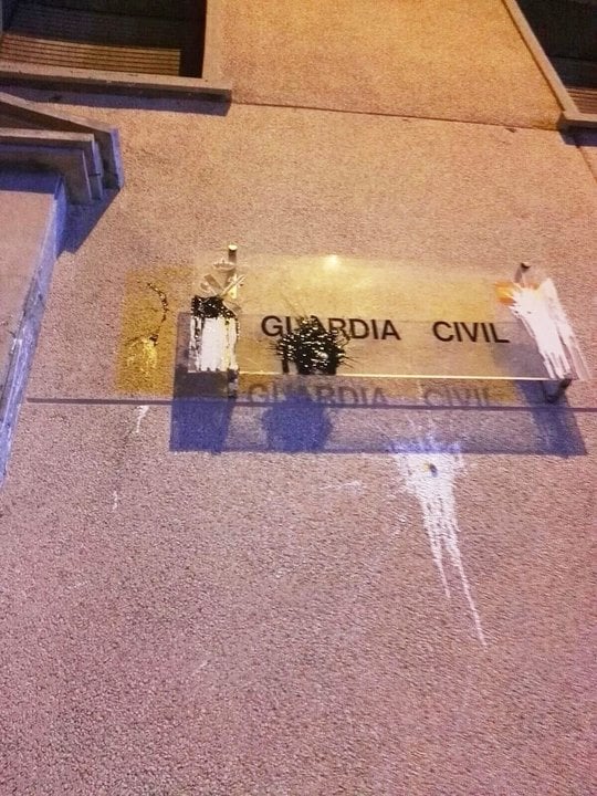 Ataque con pintura contra la casa cuartel de la Guardia Civil en Manresa (Barcelona).