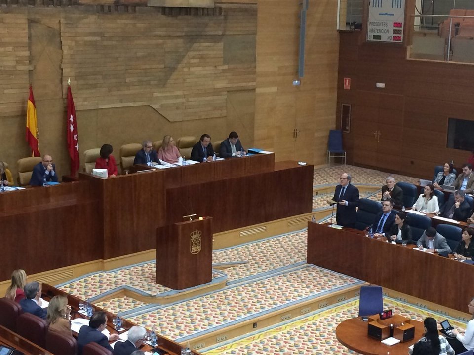 Ángel Gabilondo interviene en el pleno de la Asamblea de Madrid.