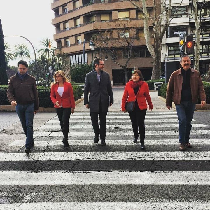 Javier Maroto, Isabel Bonig y otros dirigentes del PP cruzan una calle en Valencia.