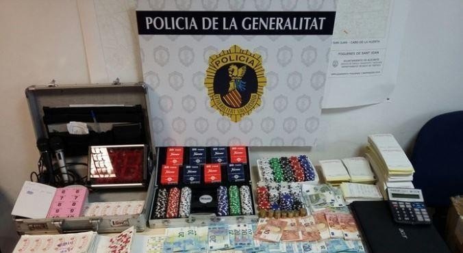 Elementos de juego ilegal incautado en Alicante por la Policía.