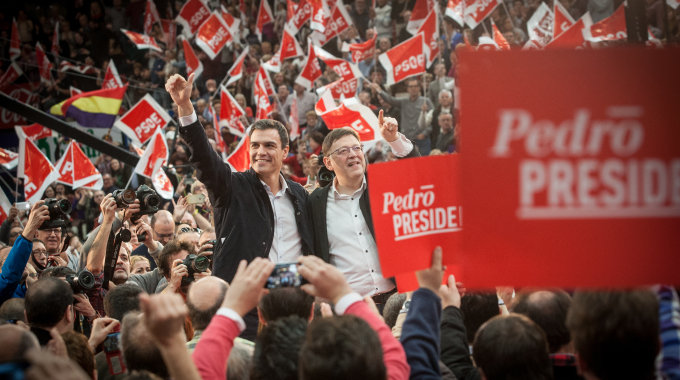 Bandera republicana en un mitin del PSOE valenciano.