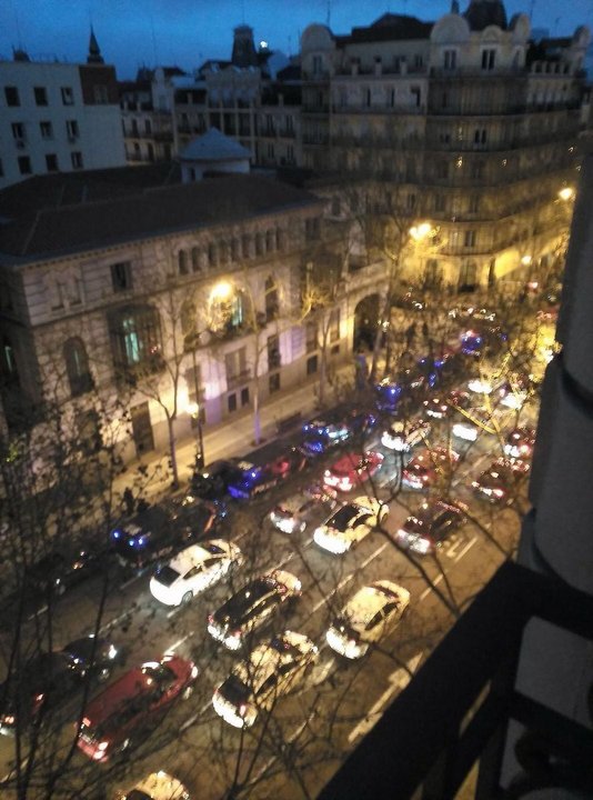 La Policía desaloja al Hogar Social Madrid de la calle Velázquez.