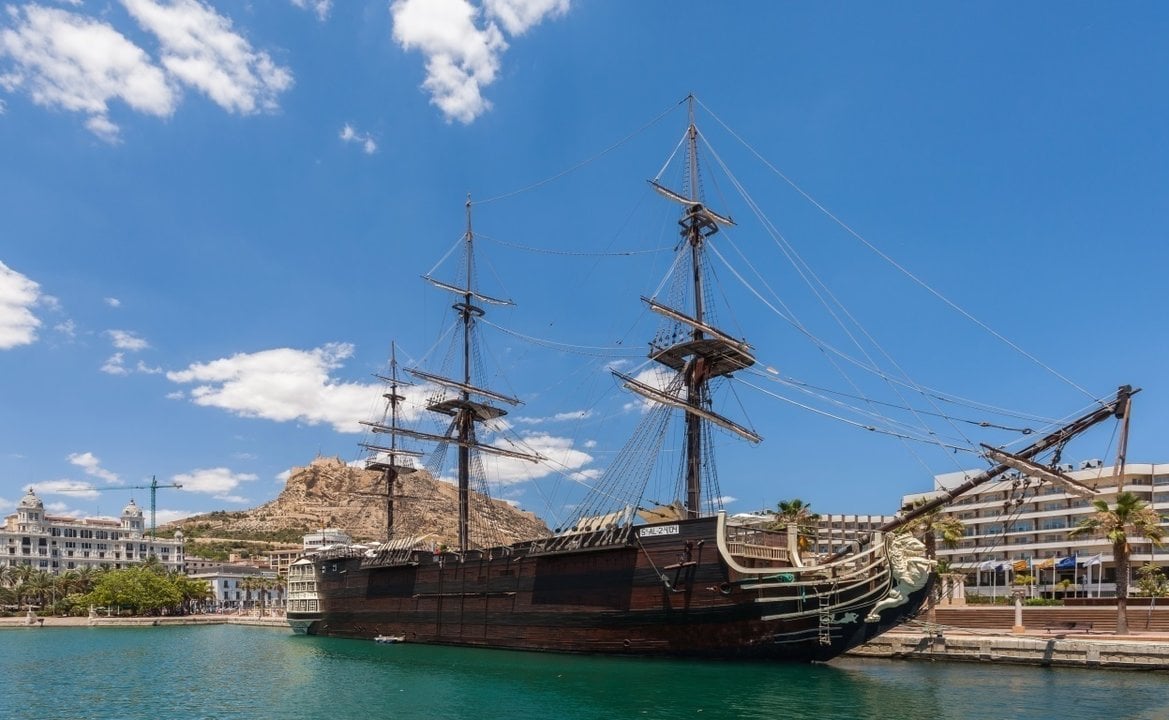 Réplica del buque Santísima Trinidad amarrada en el puerto de Alicante.