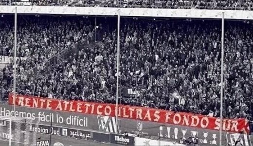Pancarta del Frente Atlético en el fondo sur del Vicente Calderón.