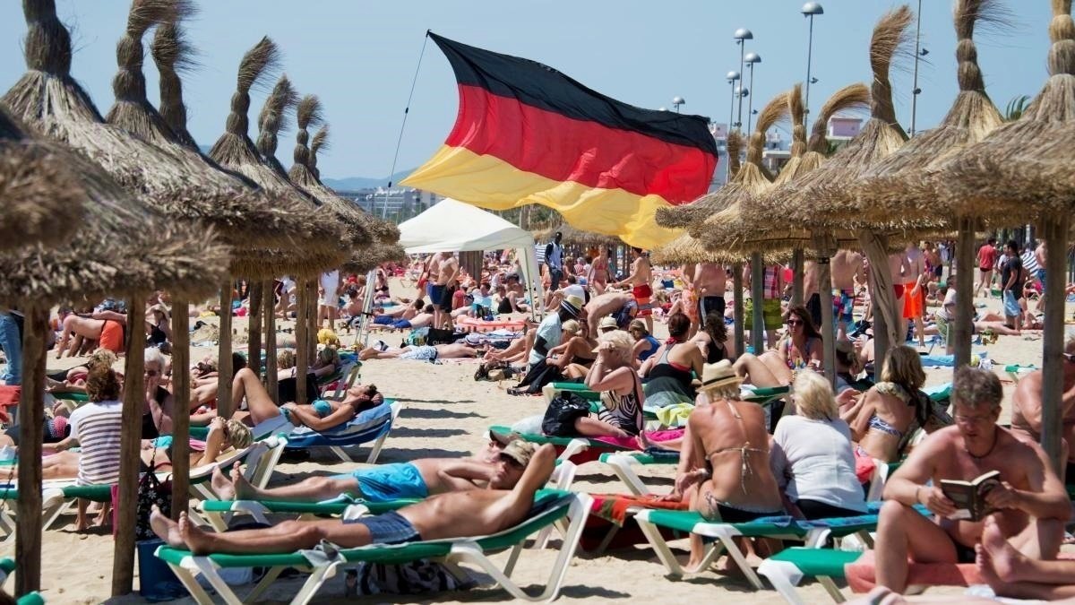Turistas alemanes en una playa de Baleares.