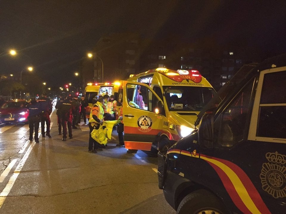 Los servicios de emergencias atienden al hincha del Atlético apuñalado por otro ultra.