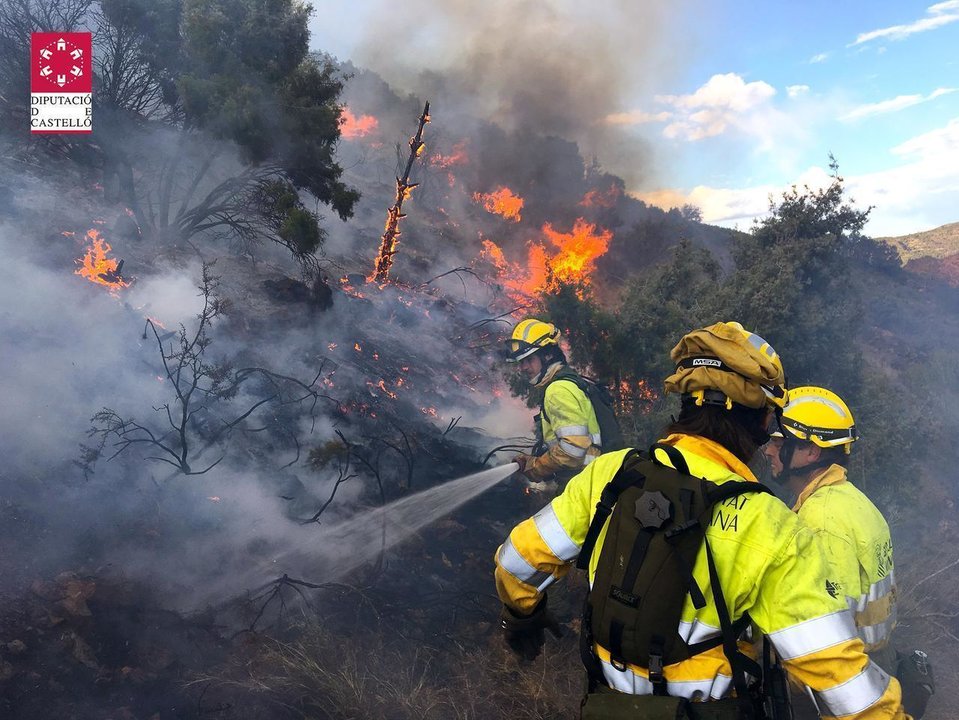 Bomberos de Castellón apagando un incendio forestal