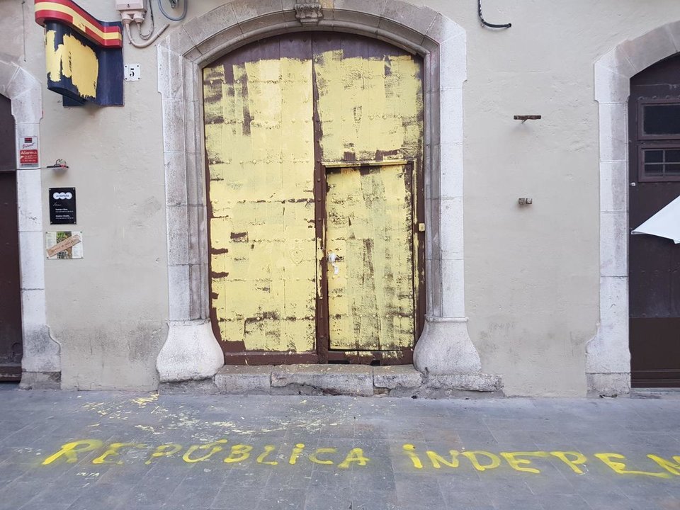 Puerta pintada de amarillo Comisaría Valanova