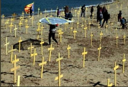 Cruces amarillas plantadas en la playa
