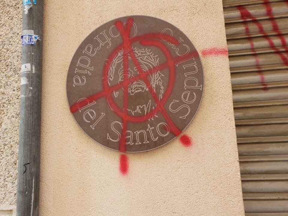 Pintada contra una hermandad religiosa de Mataró.