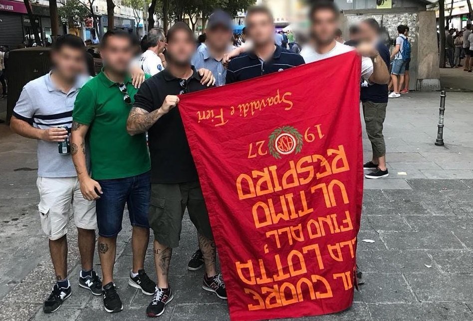Ultrassur con una bandera robada a ultras de la Roma.
